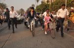 Shahrukh Khan teaches Suhana to ride a bicycle in Bandra, Mumbai on 6th Dec 2011 (6).JPG